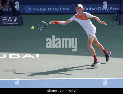 Dubaï, Émirats arabes Unis, 23. Fév. 2022. Jannik, joueur de tennis italien, est en action lors du tournoi des Championnats de tennis duty Free de Dubaï au stade de tennis duty Free de Dubaï, le mercredi 23February 2022., © Juergen Hasenkopf / Alamy Live News Banque D'Images