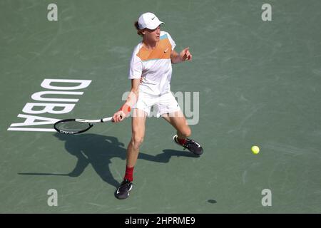 Dubaï, Émirats arabes Unis, 23. Fév. 2022. Jannik, joueur de tennis italien, est en action lors du tournoi des Championnats de tennis duty Free de Dubaï au stade de tennis duty Free de Dubaï, le mercredi 23February 2022., © Juergen Hasenkopf / Alamy Live News Banque D'Images