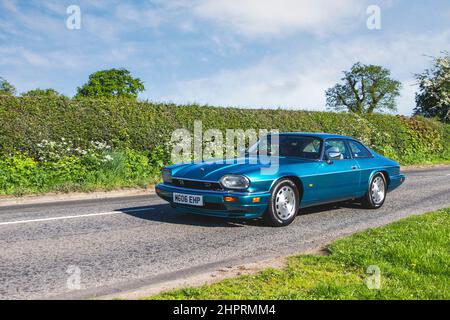 Années 1995 90 Jaguar XJS XJR SupChr 3980cc 4 vitesses automatique. Moteur 6 cylindres en ligne à DACT injection de carburant multiport 233bhb à 4 700 tr/min transmission automatique à 4 vitesses suspension indépendante à 4 roues supercar en route pour Capesthorne Hall Classic May show, Cheshire, Royaume-Uni Banque D'Images