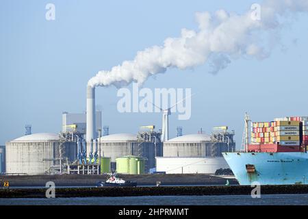 Rotterdam, pays-Bas. 23rd févr. 2022. Les navires s'emtracent dans le port de Rotterdam devant les réservoirs de stockage du terminal de GNL. Le GNL est refroidi par cryogénie à moins 162 degrés, transporté sous forme liquide par navire, débarqué, chauffé, « resgazéifié », puis introduit dans les réseaux. Credit: Federico Gambarini/dpa/Alay Live News Banque D'Images