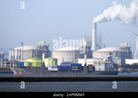 Rotterdam, pays-Bas. 23rd févr. 2022. Les navires s'emtracent dans le port de Rotterdam devant les réservoirs de stockage du terminal de GNL. Le GNL est refroidi par cryogénie à moins 162 degrés, transporté sous forme liquide par navire, débarqué, chauffé, « resgazéifié », puis introduit dans les réseaux. Credit: Federico Gambarini/dpa/Alay Live News Banque D'Images