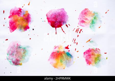 Peinture à la main aquarelle colorée sur papier blanc Banque D'Images