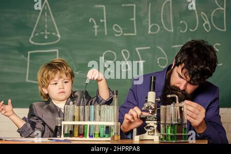 J'aime étudier à l'école.Étudier la chimie.Étudier est intéressant.Étudier dans l'activité éducative par l'expérience.Invention chimique.École Banque D'Images