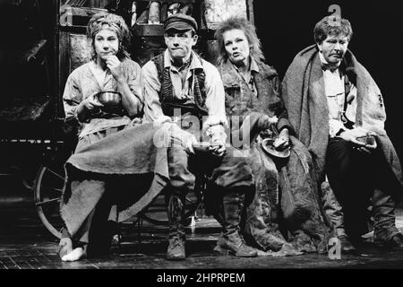 l-r: Zoe Wanamaker (Kattrin), Bruce Alexander (fromage suisse), Judi Dench (Anna Fierling / mère courage), Stephen Moore (aumônier) en MÈRE COURAGE ET SES ENFANTS par Bertolt Brecht à la Royal Shakespeare Company (RSC), Barbican Theatre, Londres EC2 03/11/1984 musique: George Fenton ensemble de costumes: John Napier éclairage: David Hersey directeur: Howard Davies Banque D'Images