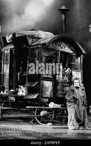 Judi Dench (Anna Fierling / mère courage) dans MÈRE COURAGE ET SES ENFANTS par Bertolt Brecht à la Royal Shakespeare Company (RSC), Barbican Theatre, Londres EC2 03/11/1984 musique: George Fenton set design: John Napier costumes: Lindy Hemming éclairage: David Hersey réalisateur: Howard Davies Banque D'Images