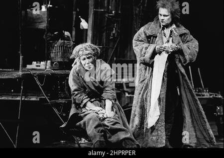 l-r: Zoe Wanamaker (Kattrin), Judi Dench (mère courage) en MÈRE COURAGE ET SES ENFANTS par Bertolt Brecht à la Royal Shakespeare Company (RSC), Barbican Theatre, Londres EC2 03/11/1984 musique: George Fenton set design: John Napier costumes: Lindy Hemming éclairage: David Hersey réalisateur: Howard Davies Banque D'Images