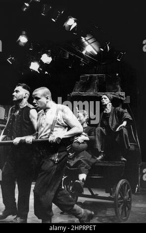 l-r: Stewart porter (Eilif), Rupert Farley (fromage suisse), Jane Bertish (Kattrin), Glenda Jackson (Anna Fierling / mère courage) en MÈRE COURAGE par Bertolt Brecht au Mermaid Theatre, Londres EC4 07/1990 une production de Glasgow Citizens Theatre conçue et réalisée par Philip Prowse Banque D'Images