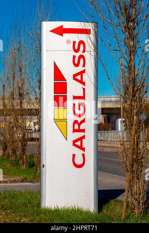 Fossano, Italie - 22 février 2022 : logo en verre sur panneau vertical. Carglass est une marque du Groupe Belron, il est un chef de file dans la réparation de verre de véhicule RE Banque D'Images