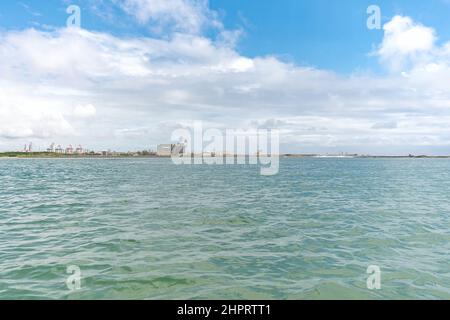 Embouchure de la rivière où l'eau de la rivière Ipojuca rencontre l'eau de mer dans la région de la plage du Cambodge, Ipojuca - PE, Brésil. Banque D'Images
