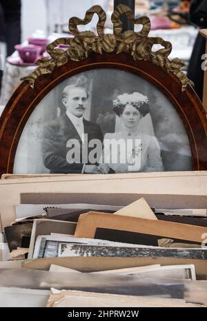 PARIS - MARS 10 : photo ancienne en noir et blanc de la mariée et du marié au marché aux puces, vue le 10 mars 2013 à Paris, France. Il y a plus de 20 brocante Banque D'Images