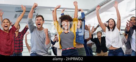 Aucune équipe n'aime l'Équipe A. Photo d'un groupe de collègues se sentant trop joyeux. Banque D'Images