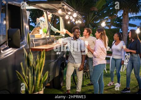 Groupe d'amis divers s'amuser Banque D'Images
