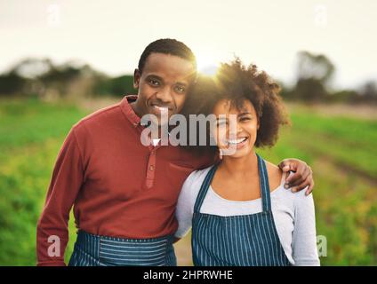 Notre ferme est florissante. Portrait court d'un jeune couple affectueux debout sur leur ferme. Banque D'Images