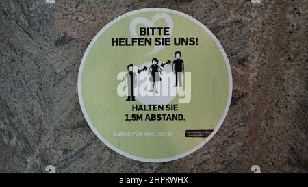 Corona-Warnhinweis, 1,5 mètres d'abstand zu halten, in einem Einkaufszentrum Banque D'Images