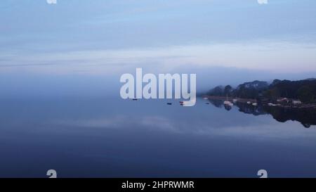 Little Harbour sur un lac brumeux Banque D'Images