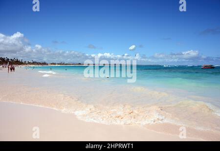 Une belle photo de vacanciers appréciant la plage de Bavaro à Punta Cana, République Dominicaine. Banque D'Images