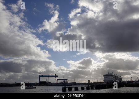 Kiel, Allemagne. 23rd févr. 2022. Le bateau de croisière 'Aidacosma' (r) est amarré au quai de la mer Baltique dans le fjord de Kiel. Credit: Marcus Brandt/dpa/Alay Live News Banque D'Images