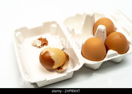 Il est fait en rôtisant les oeufs dans leurs coquilles pendant longtemps à haute chaleur. Les blancs sont de couleur brune et ont une texture plus chewier que les œufs durs. T Banque D'Images