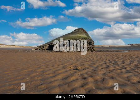 Un vieux naufrage sur la plage au village côtier de Newburgh, Aberdeenshire, Écosse, vu à marée basse Banque D'Images