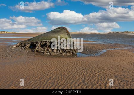 Un vieux naufrage sur la plage au village côtier de Newburgh, Aberdeenshire, Écosse, vu à marée basse Banque D'Images