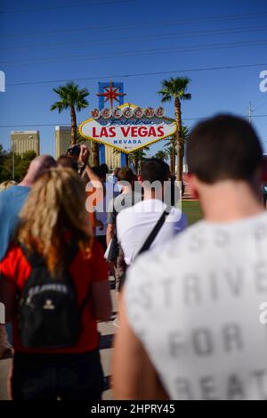 Les visiteurs attendent dans une file d'attente pour prendre une photo avec le fabuleux panneau Bienvenue à Las Vegas, un monument financé en mai 1959 et érigé peu après par Western Banque D'Images