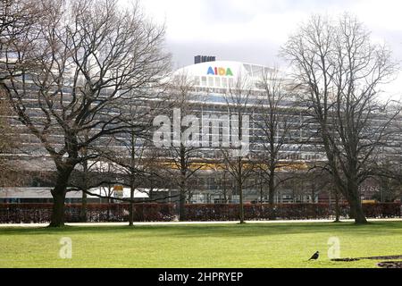 Kiel, Allemagne. 23rd févr. 2022. Le bateau de croisière 'Aidacosma' est amarré au quai de la mer Baltique dans le fjord de Kiel. Credit: Marcus Brandt/dpa/Alay Live News Banque D'Images