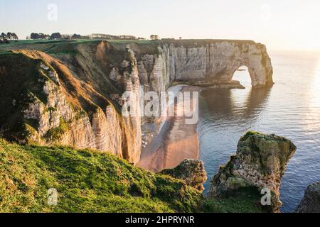 Belle plage et falaises en Normandie près de la ville d'Etretat au coucher du soleil, France. Destination de voyage populaire et attraction touristique en Europe Banque D'Images