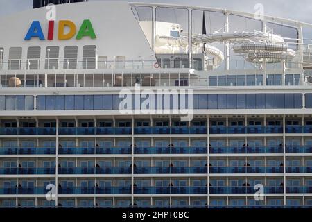 Kiel, Allemagne. 23rd févr. 2022. Le bateau de croisière 'Aidacosma' est amarré au quai de la mer Baltique dans le fjord de Kiel. Credit: Marcus Brandt/dpa/Alay Live News Banque D'Images