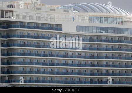 Kiel, Allemagne. 23rd févr. 2022. Le bateau de croisière 'Aidacosma' est amarré au quai de la mer Baltique dans le fjord de Kiel. Credit: Marcus Brandt/dpa/Alay Live News Banque D'Images