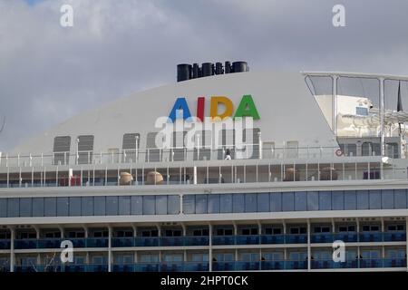 Kiel, Allemagne. 23rd févr. 2022. Le bateau de croisière 'Aidacosma' est amarré au quai de la mer Baltique dans le fjord de Kiel. Credit: Marcus Brandt/dpa/Alay Live News Banque D'Images