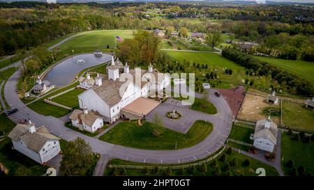 Vue aérienne d'un ensemble unique de Barns sur un paysage et une campagne magnifiques le jour du printemps Banque D'Images