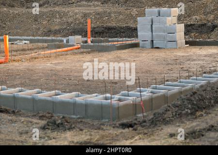 Installer le système de drainage des tuyaux de développement. Tuyaux en plastique fabriqués par des plombiers sur le chantier de construction lors de la construction d'une nouvelle maison en Europe. Const Banque D'Images