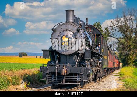 Ronks, Pennsylvanie, le 2020 octobre - Une vue d'une locomotive à vapeur antique approchant les arbres par une journée ensoleillée Banque D'Images