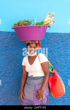 Femme portant un bol de légumes sur la tête, Espargos, Sal (IIha do Sal), República de Cabo (Cap-Vert) Banque D'Images