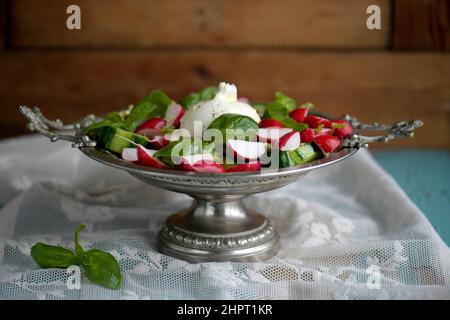 Salade de burrata et de radis au basilic, citron vert et concombre photo Janerik Henriksson / TT code 10010 Banque D'Images