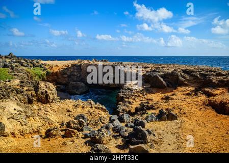 Vue sur la côte rocheuse d'Aruba Banque D'Images