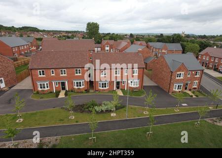 Vue aérienne en hauteur des maisons neuves, des maisons modernes, des maisons de logement. Banque D'Images