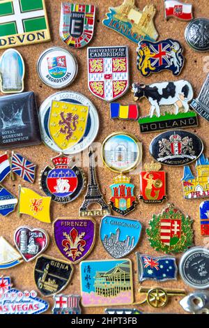 Épingles de voyage colorées des pays et des villes sur un panneau en liège Banque D'Images