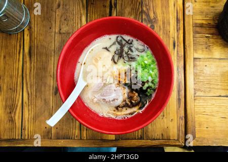 Bol de ramen de porc recouvert de chashu, d'œuf, de muchrooms et d'oignon de printemps Banque D'Images
