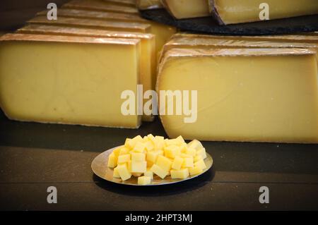 Fromagerie française. Dégustation de fromage Comte. Banque D'Images