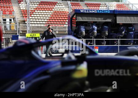 Barcelone, Espagne. 23rd févr. 2022. George Russell (GBR) Mercedes AMG F1 et Alexander Albon (THA) Williams Racing FW44. 23.02.2022. Test de Formule 1, première journée, Barcelone, Espagne. Mercredi. Le crédit photo doit être lu : images XPB/Press Association. Banque D'Images