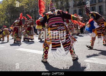 Les danseurs boliviens en costume traditionnel exécutent la danse folklorique pendant Dia de la Hispanidad (Journée du patrimoine hispanique) à Barcelone, Espagne. Banque D'Images