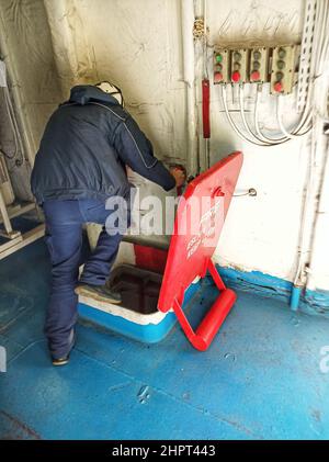 évacuation d'urgence de la route depuis le local des machines ou espaces confinés dans un navire, trappe d'évacuation d'urgence, sécurité à bord du navire, sécurité, Banque D'Images