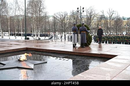 Moscou, Russie. 23rd févr. 2022. Le président russe Vladimir Poutine participe à une cérémonie de dépôt de couronnes à la tombe du soldat inconnu sur le mur du Kremlin, le 23 février 2022 à Moscou, en Russie. La cérémonie fait partie des célébrations du défenseur de la fête de la Patrie. Credit: Alexei Nikolsky/Kremlin Pool/Alay Live News Banque D'Images