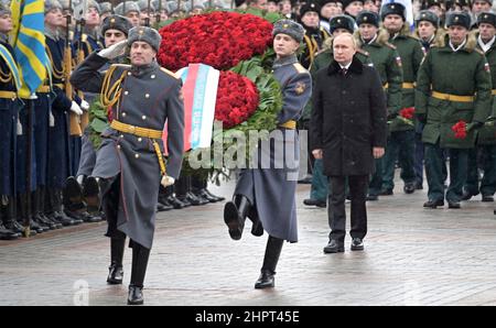 Moscou, Russie. 23rd févr. 2022. Le président russe Vladimir Poutine participe à une cérémonie de dépôt de couronnes à la tombe du soldat inconnu sur le mur du Kremlin, le 23 février 2022 à Moscou, en Russie. La cérémonie fait partie des célébrations du défenseur de la fête de la Patrie. Credit: Alexei Nikolsky/Kremlin Pool/Alay Live News Banque D'Images