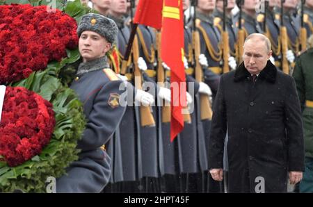 Moscou, Russie. 23rd févr. 2022. Le président russe Vladimir Poutine participe à une cérémonie de dépôt de couronnes à la tombe du soldat inconnu sur le mur du Kremlin, le 23 février 2022 à Moscou, en Russie. La cérémonie fait partie des célébrations du défenseur de la fête de la Patrie. Credit: Alexei Nikolsky/Kremlin Pool/Alay Live News Banque D'Images