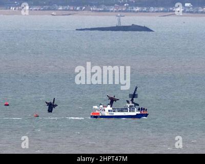 Sheerness, Kent, Royaume-Uni. 23rd févr. 2022. Les visiteurs s'enferrent pour voir les 3 mâts de l'épave explosive SS Richard Montgomery dans l'estuaire de la Tamise qui a coulé à 1,5 miles au nord de Sheerness, Kent, avant qu'ils ne soient coupés cet été. Le bateau « Jacob Marley » de Jetstream Tour a été vu en train de faire le tour de l'épave historique cet après-midi. Southend sur le port de Mulberry en contrebas (près du sommet). (Photo de Minster on Sea voisin). Crédit : James Bell/Alay Live News Banque D'Images