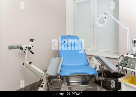 Chaise gynécologique et autres équipements médicaux dans un bureau gynécologique. Banque D'Images