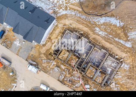 Vue aérienne sur la préparation du travail pour inachevé avec la fondation à la construction de nouvelles maisons dans la banlieue Banque D'Images