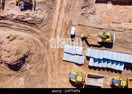 Vue aérienne avec préparation du terrain pour la construction de nouveaux tuyaux circulaires en béton couchés pour le système d'assainissement Banque D'Images